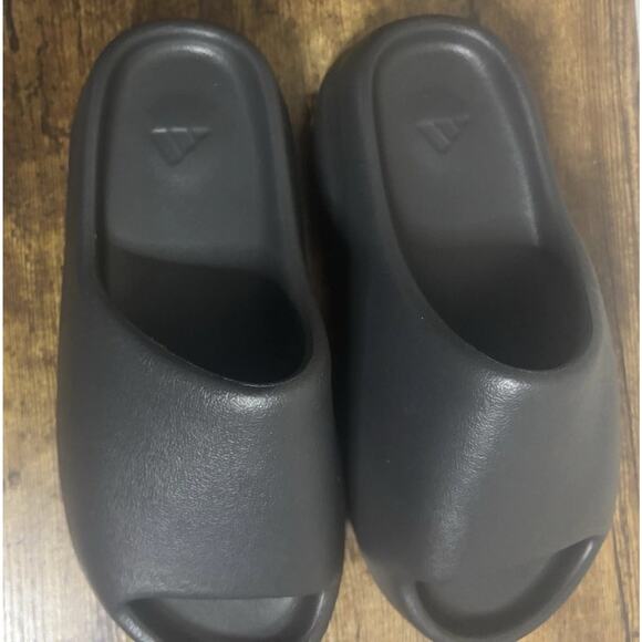 Men’s Size 7 Adidas Yeezy Onyx Slide - Picture 5 of 5